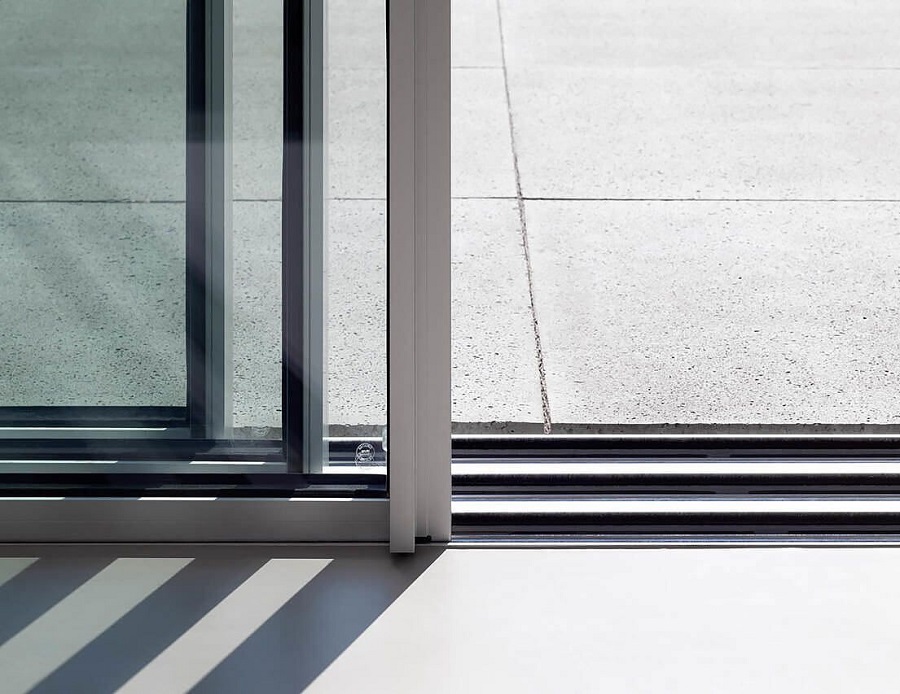 Ray trượt cửa nhôm kính đóng vai trò dẫn hướng ổn định